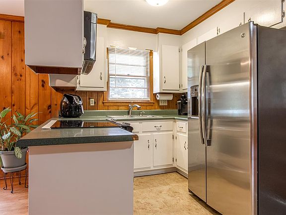 3rd image of 10 Bedford Ln