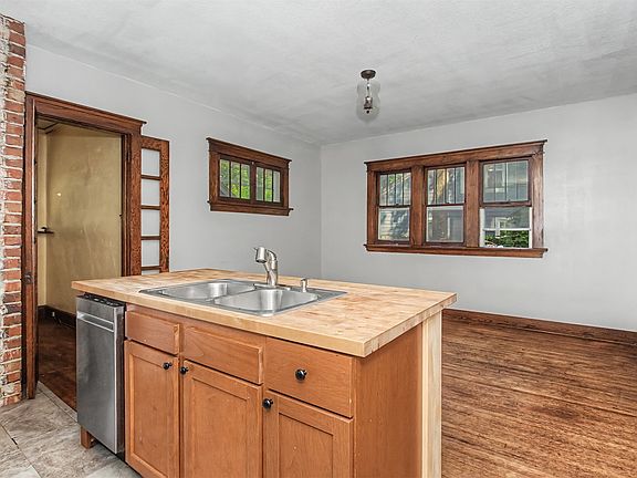 5th image of 919 Ridgewood Ave