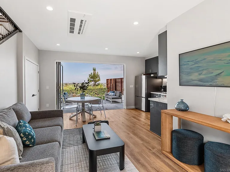 5830 Desert View Dr — Photo 22