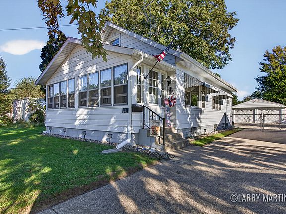 2nd image of 201 Jean St SW