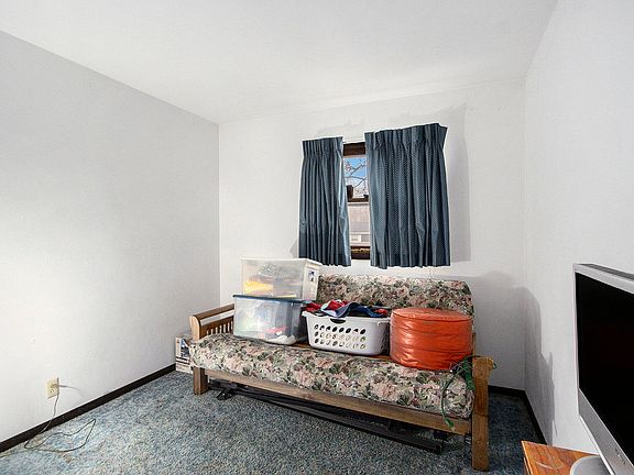 5th image of 202 Eisenhower Dr