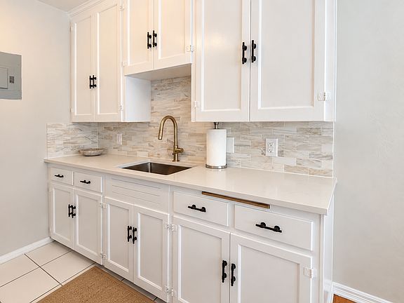 5th image of 525 Jackson St APT 206