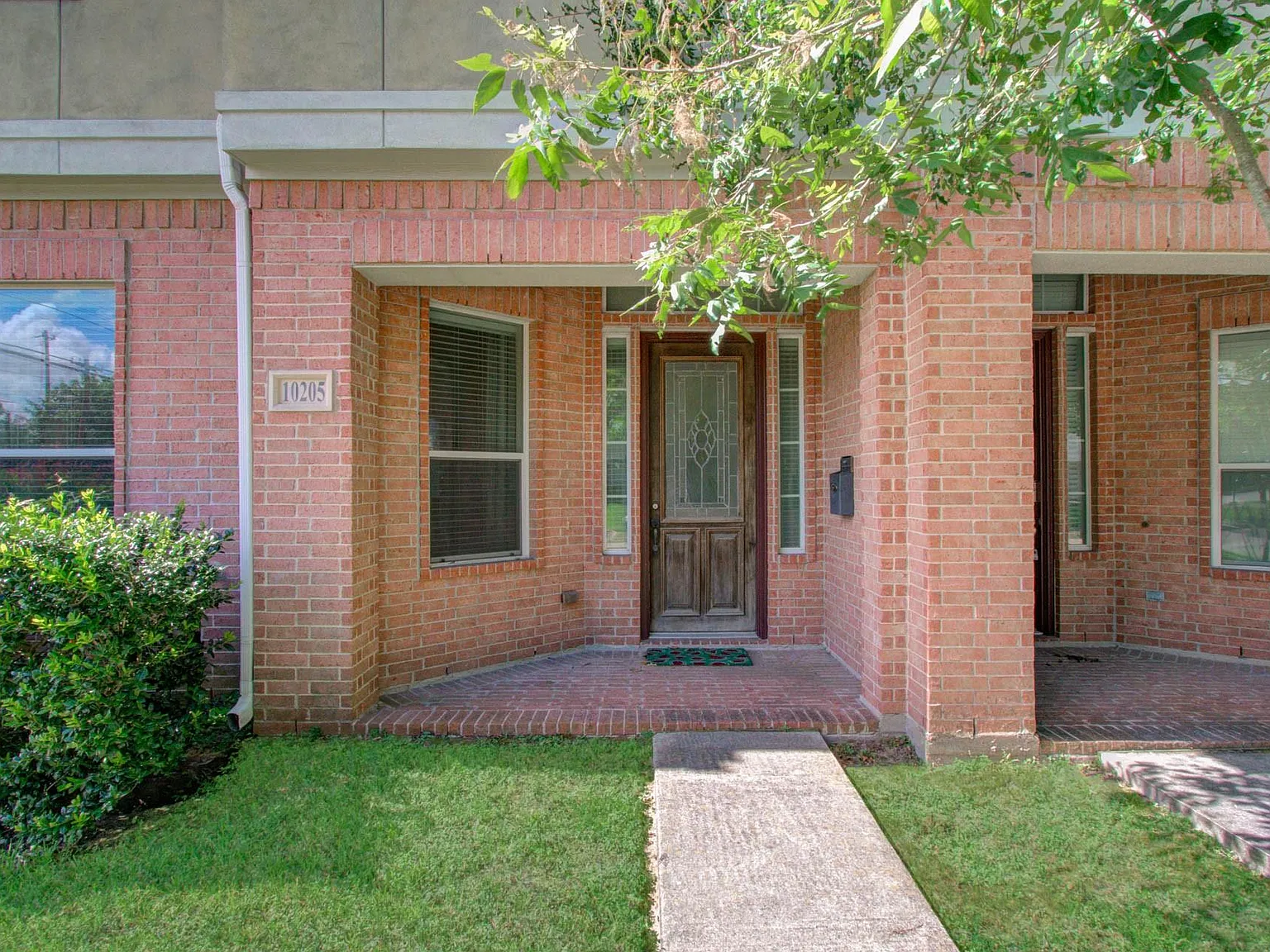 3 bed, 2.5 bath, 2258 sqft, $2,300 — Photo 3