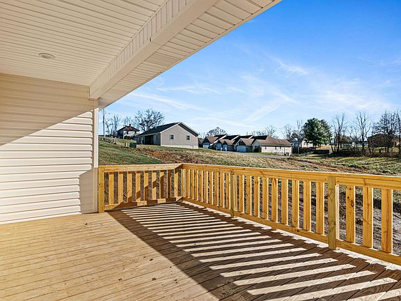 5th image of 220 Spring Meadow Dr