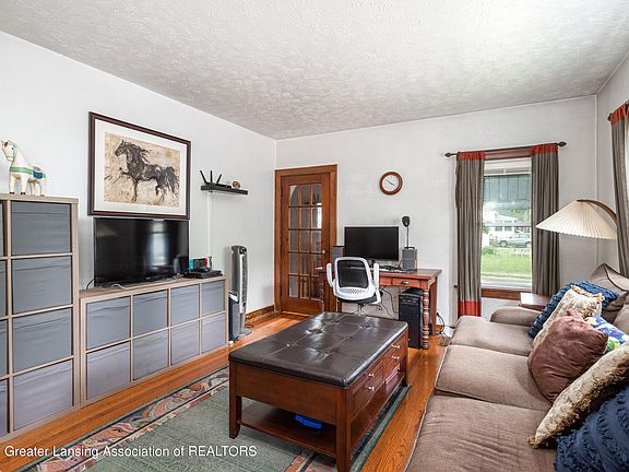 3rd image of 542 Woodrow Ave