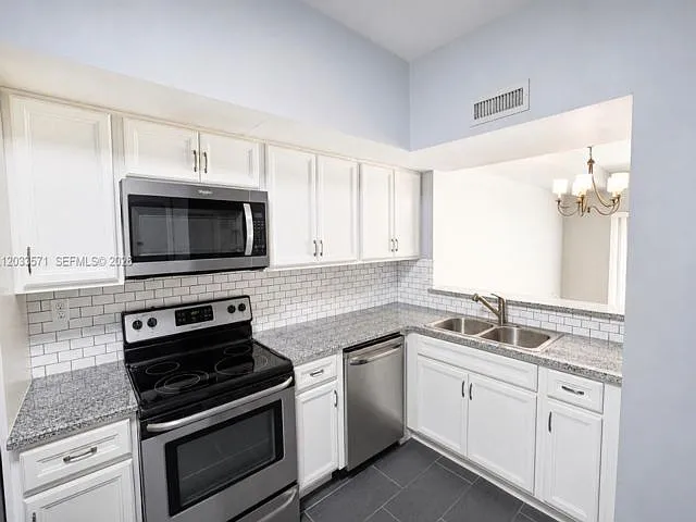3 bed, 2.0 bath, 1392 sqft, $3,200 — Photo 2