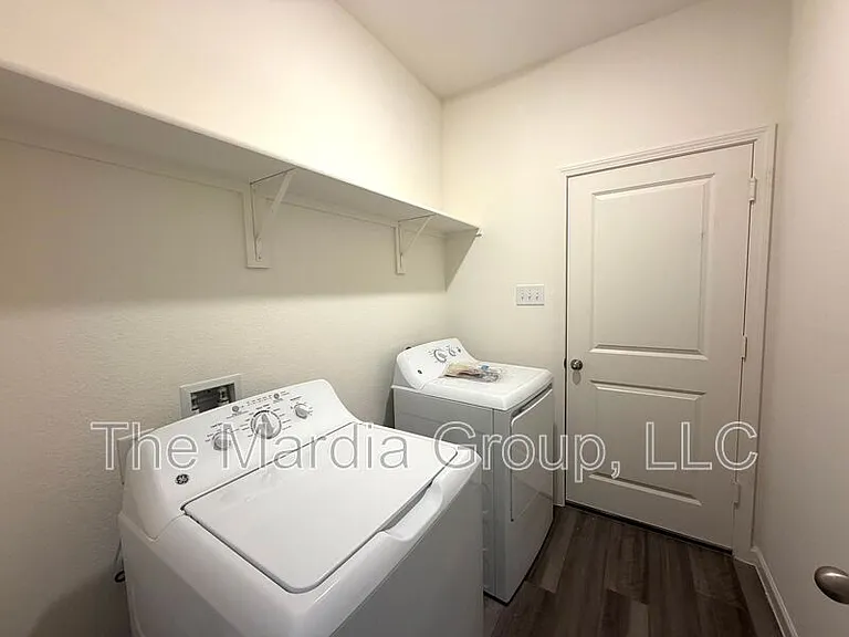 1246 Lambert Dr — Photo 6