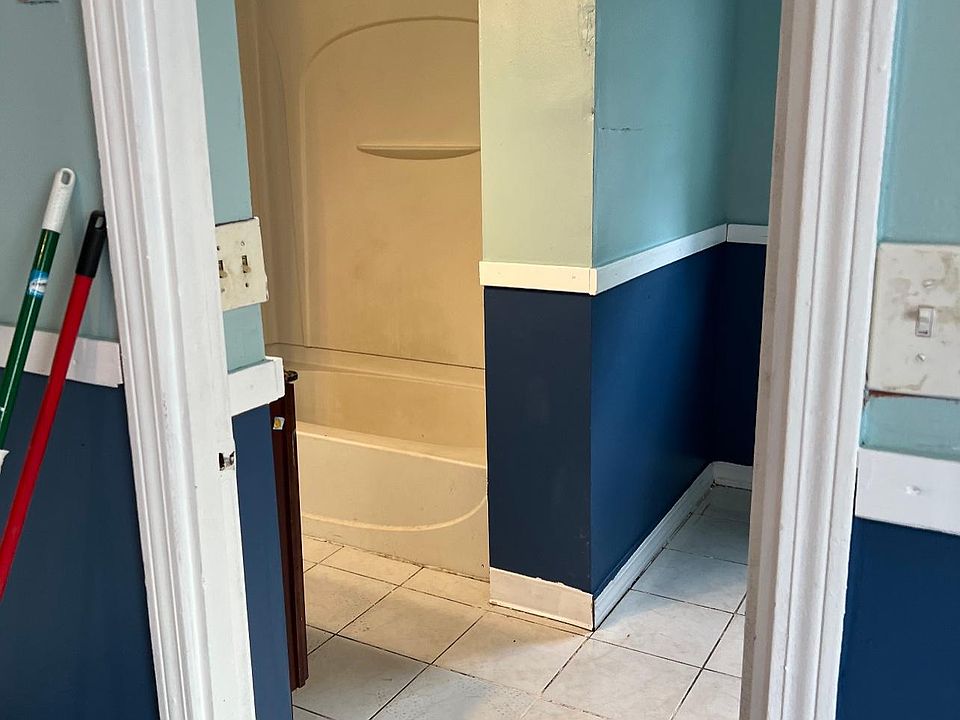 1st image of 105 Hedley Ave Floor 1