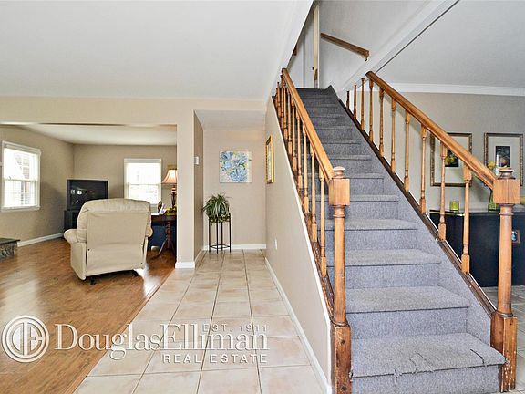 2nd image of 40 Peacock Ln