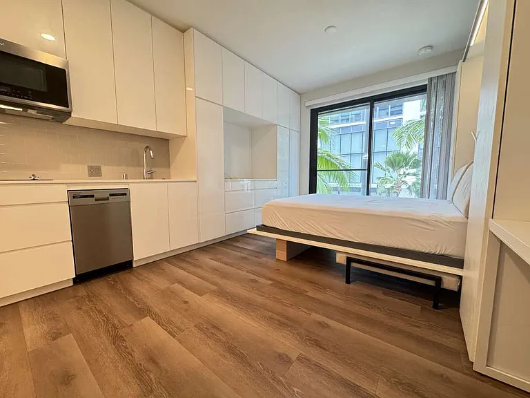 987 Queen St #215 — Photo 4