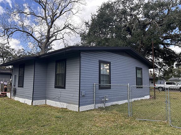 3rd image of 206 Camellia St