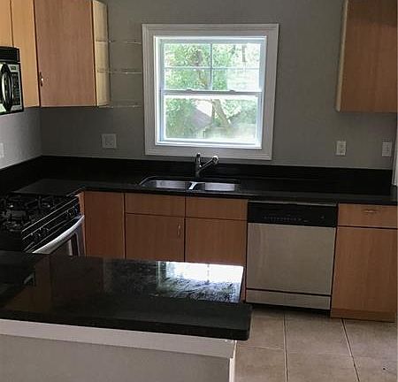 4th image of 542 Waterman St
