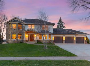 11292 Mount Curve Rd, Eden Prairie, MN 55347
