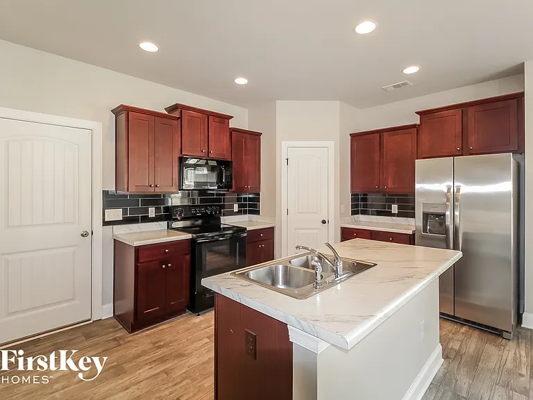 1810 Cedar Oaks Ln — Photo 6
