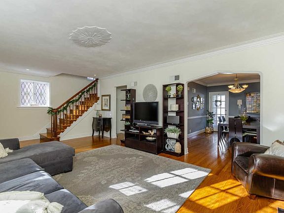 5th image of 7451 Stanford Ave