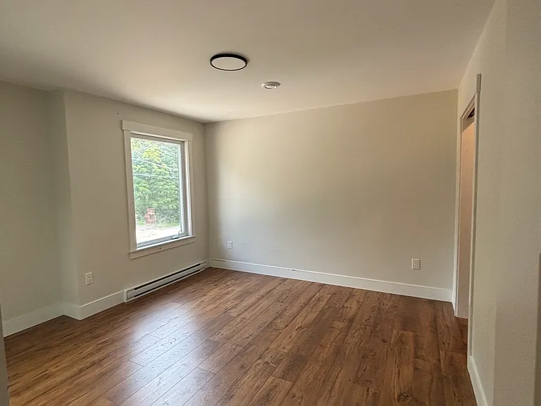 195 Queen St #1 — Photo 4