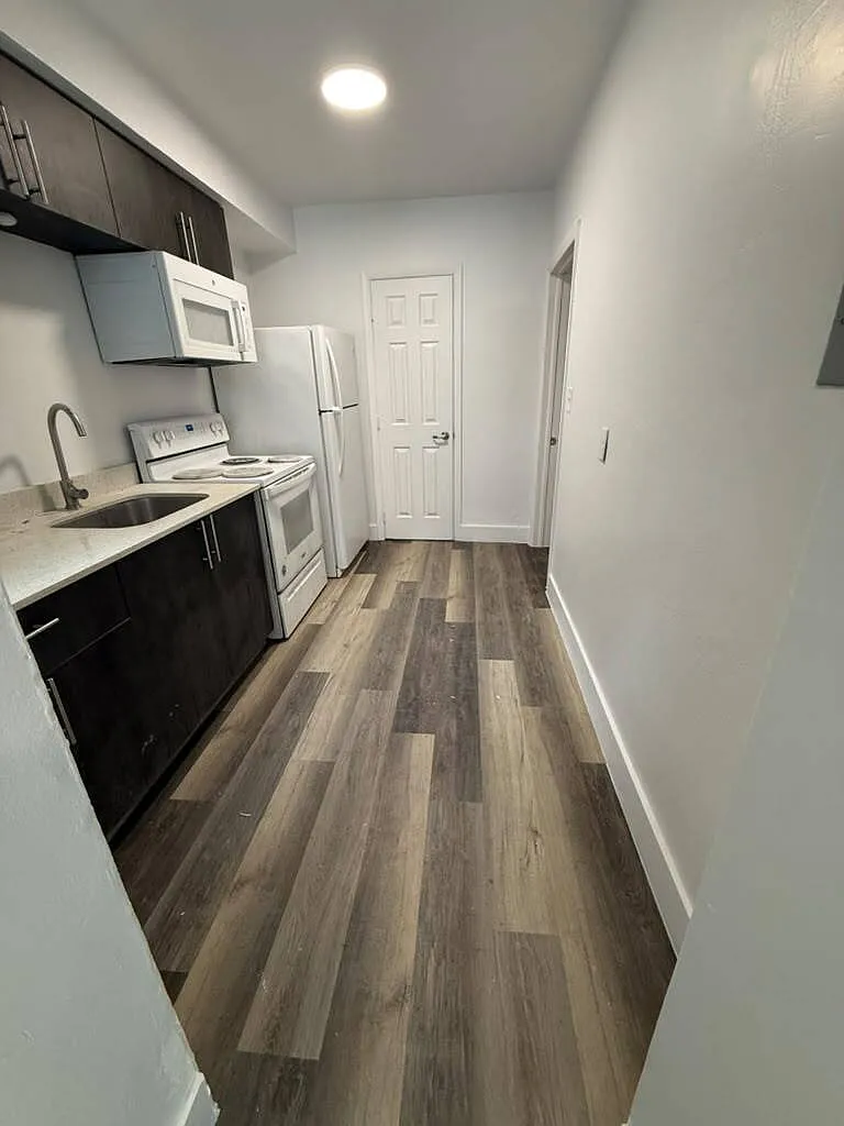 Affordable 2-Bedroom Apartment Near Downtown Hollywood & Beach — Photo 1