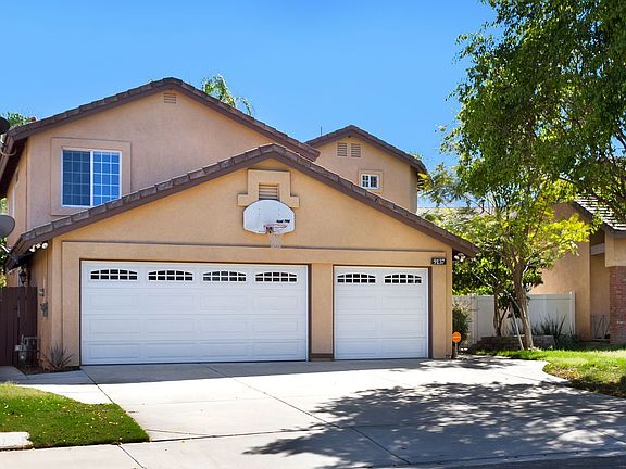 Dual backyard access gates.