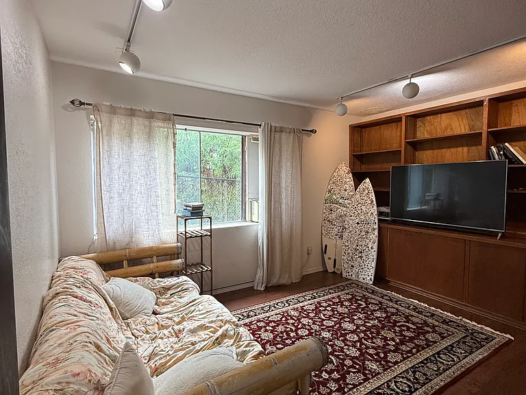 1040 6th Ave #B — Photo 4