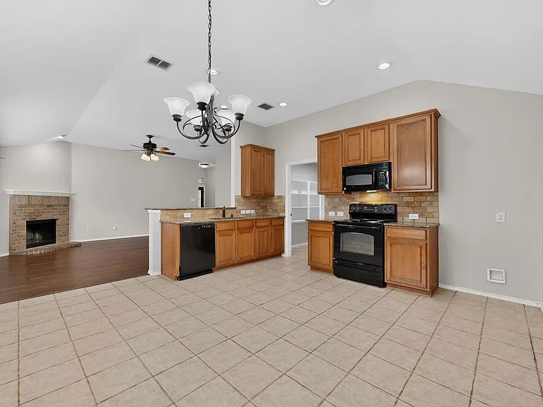 1037 Johnson City Ave — Photo 10