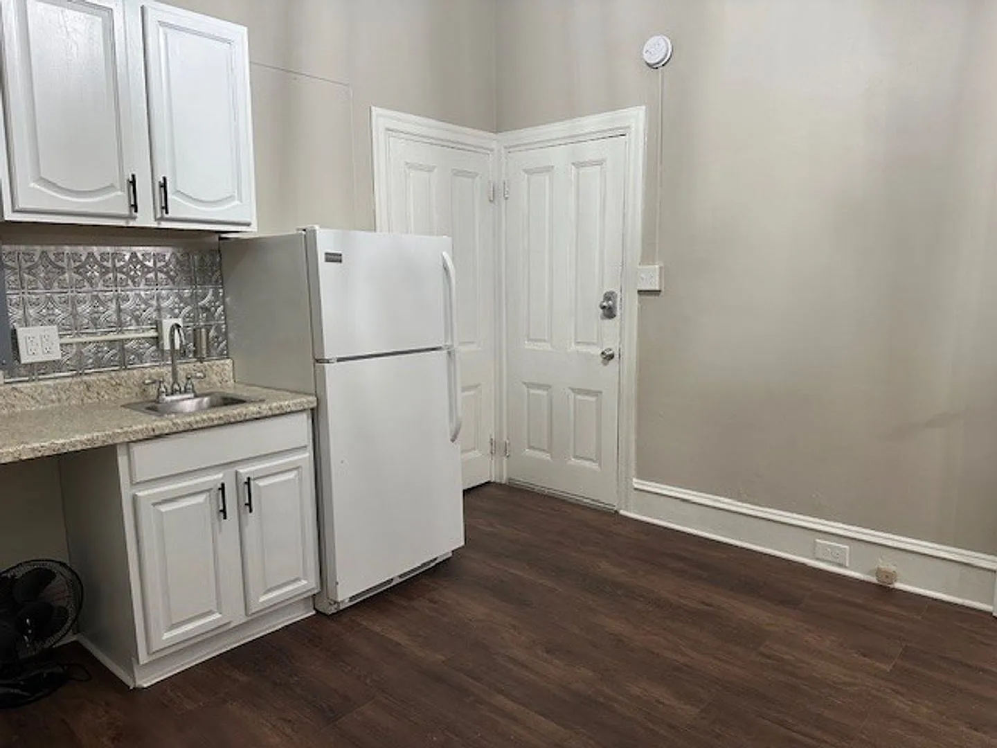 1st Floor Efficiency For Rent In Harrisburg School District. — Photo 4