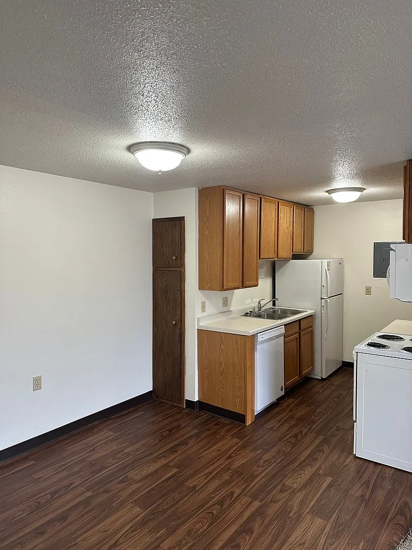Park Place West Apartments — Photo 1