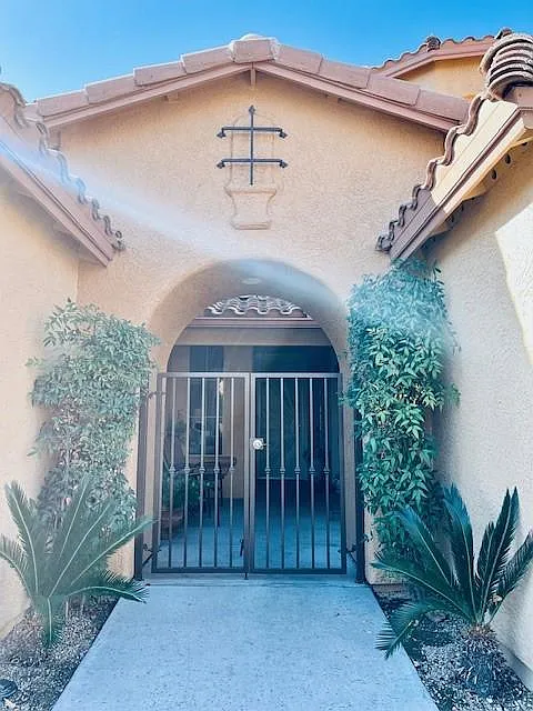 Shared Patio/Entryway - 10655 N 9th St #228