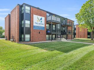 2222 9th St #302, Charleston, IL