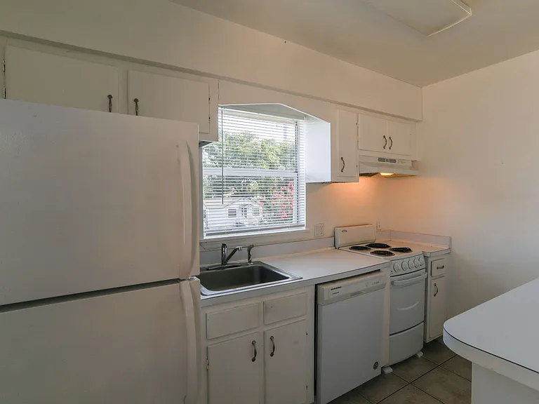 Hamilton House Apartments — Photo 23