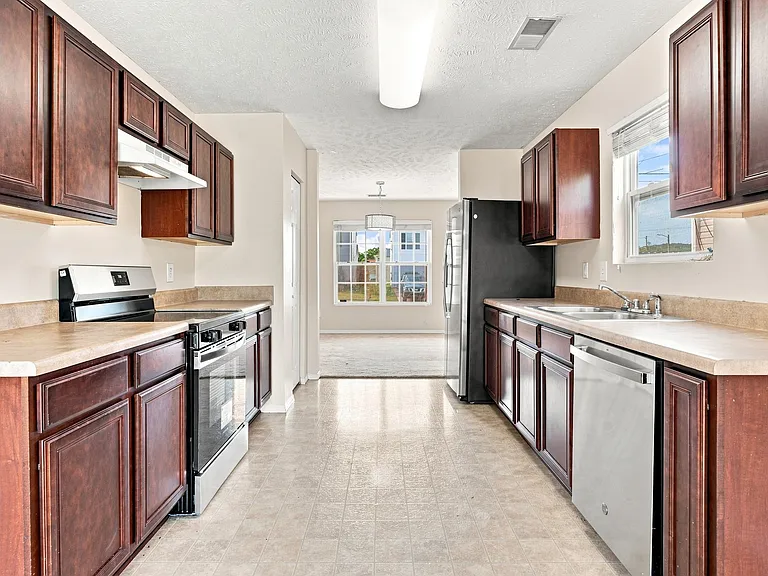 2834 Creekbend Dr — Photo 8