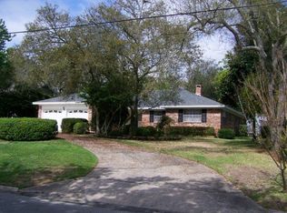 32 Country Club Rd, Shalimar, FL 32579