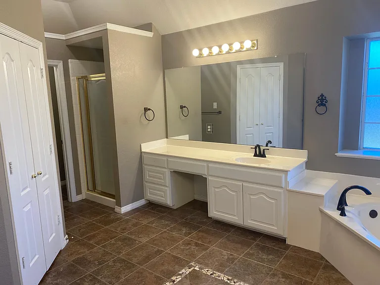 Master Bath Her's Vanity