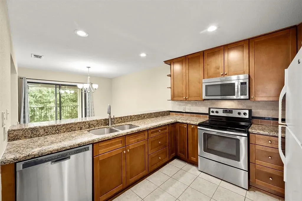 2 bed, 1200 sqft, $1,595 — Photo 2
