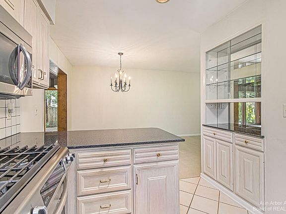 5th image of 1358 King George Blvd