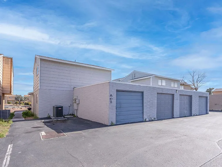 5198 Greene Ln — Photo 2
