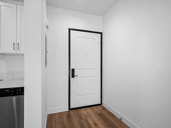 5th image of 10657 Moorpark St #405