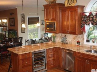 6 Jefferson Pl, Smithtown, NY 11787