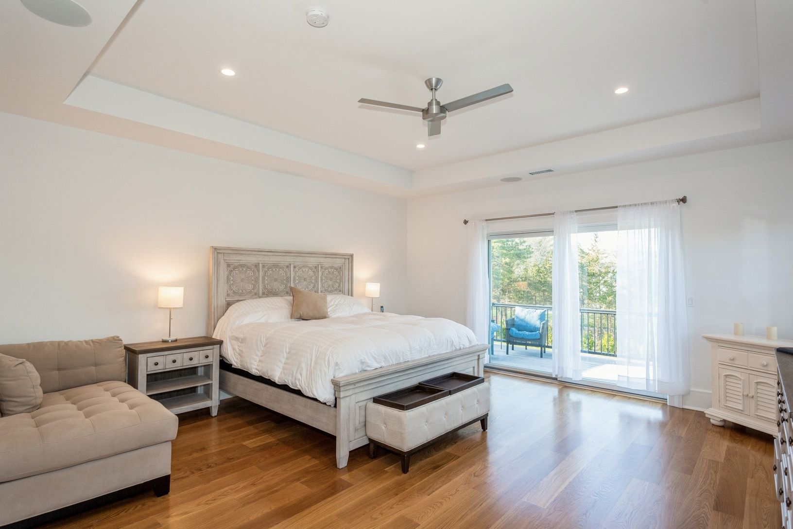  Lovely spacious bedroom