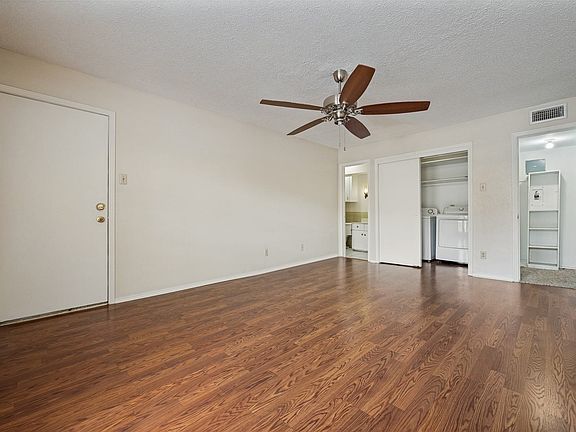 3rd image of 5838 Sandhurst Ln