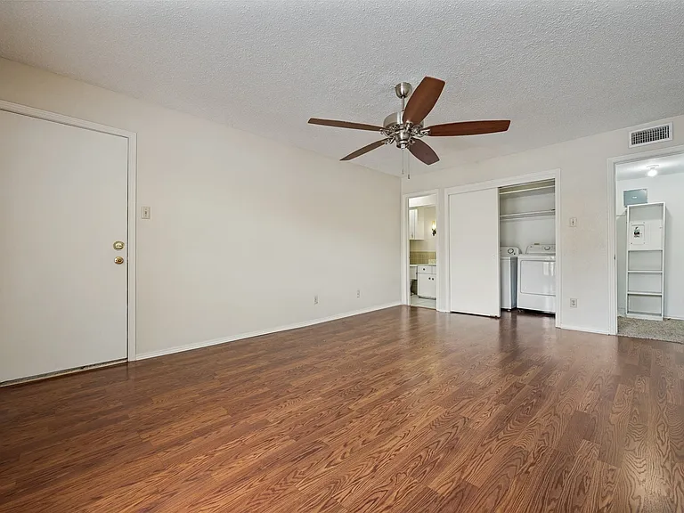 5838 Sandhurst Ln — Photo 3