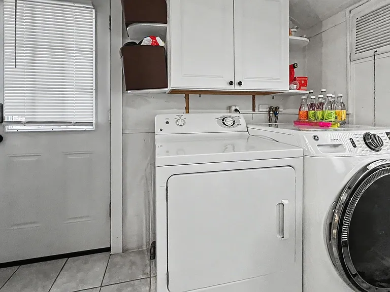 1039 Rees Ave — Photo 11