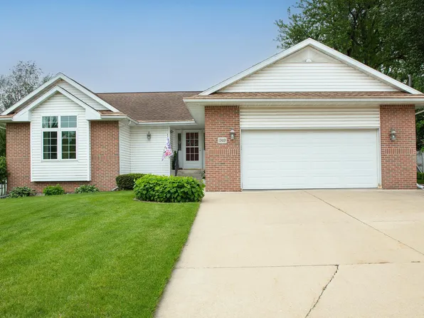 1303 Orchard Dr, Cedar Falls, IA 50613