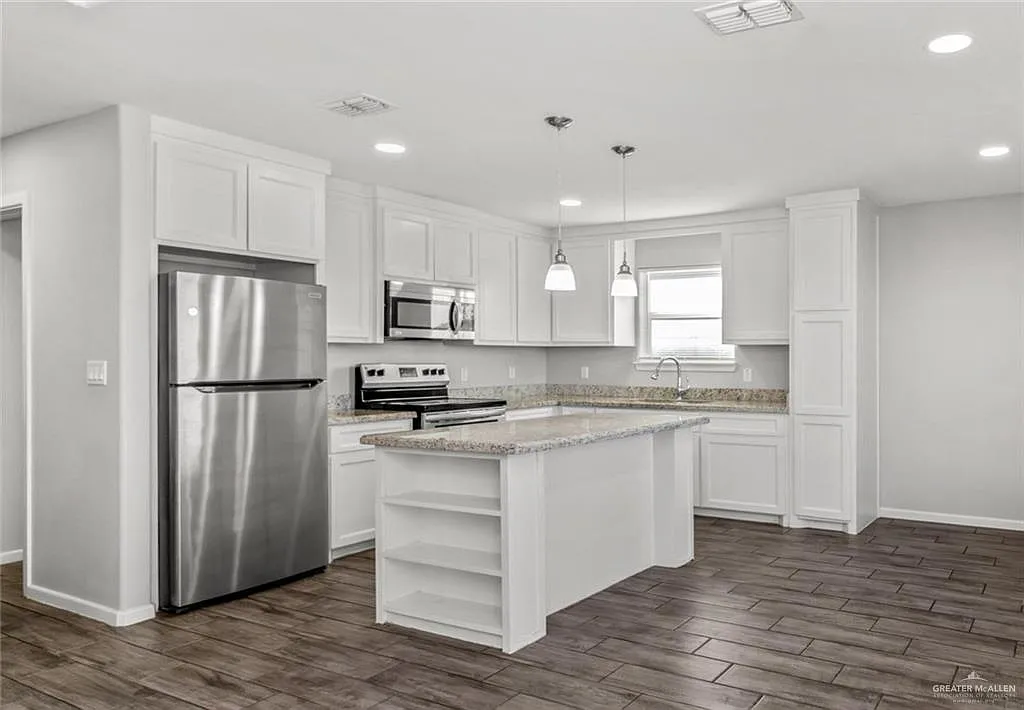 2 bed, 2.0 bath, 935 sqft, $1,025 — Photo 2