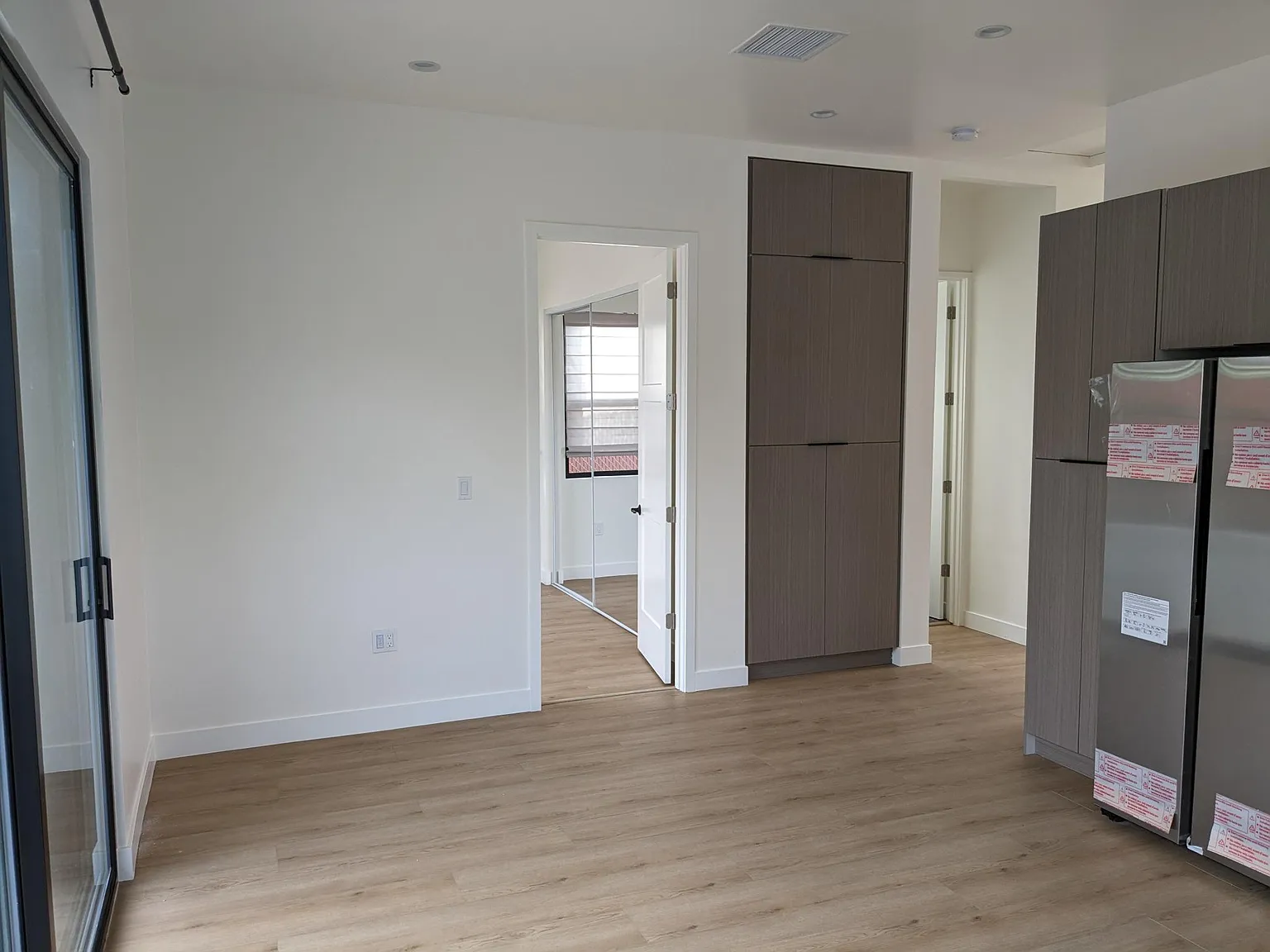 3 bed, 1000 sqft, $4,100 — Photo 3