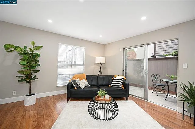 3 bed, 1099 sqft, $3,100 — Photo 4
