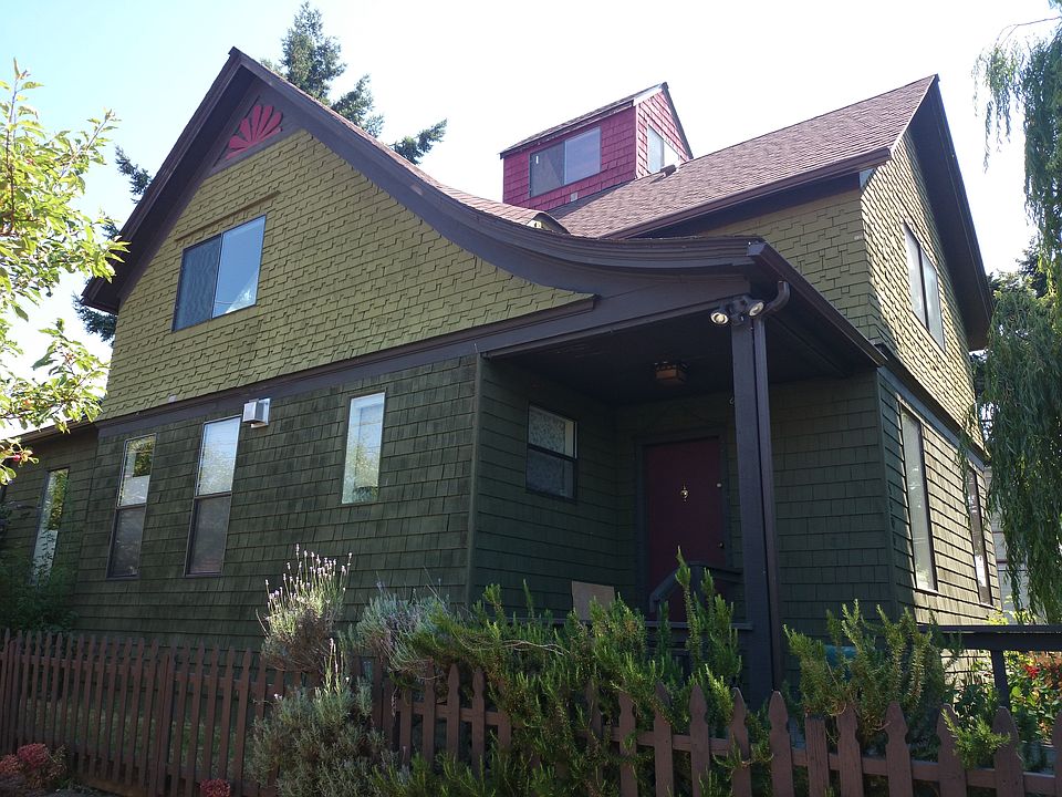 2nd image of 1900 E Spruce St