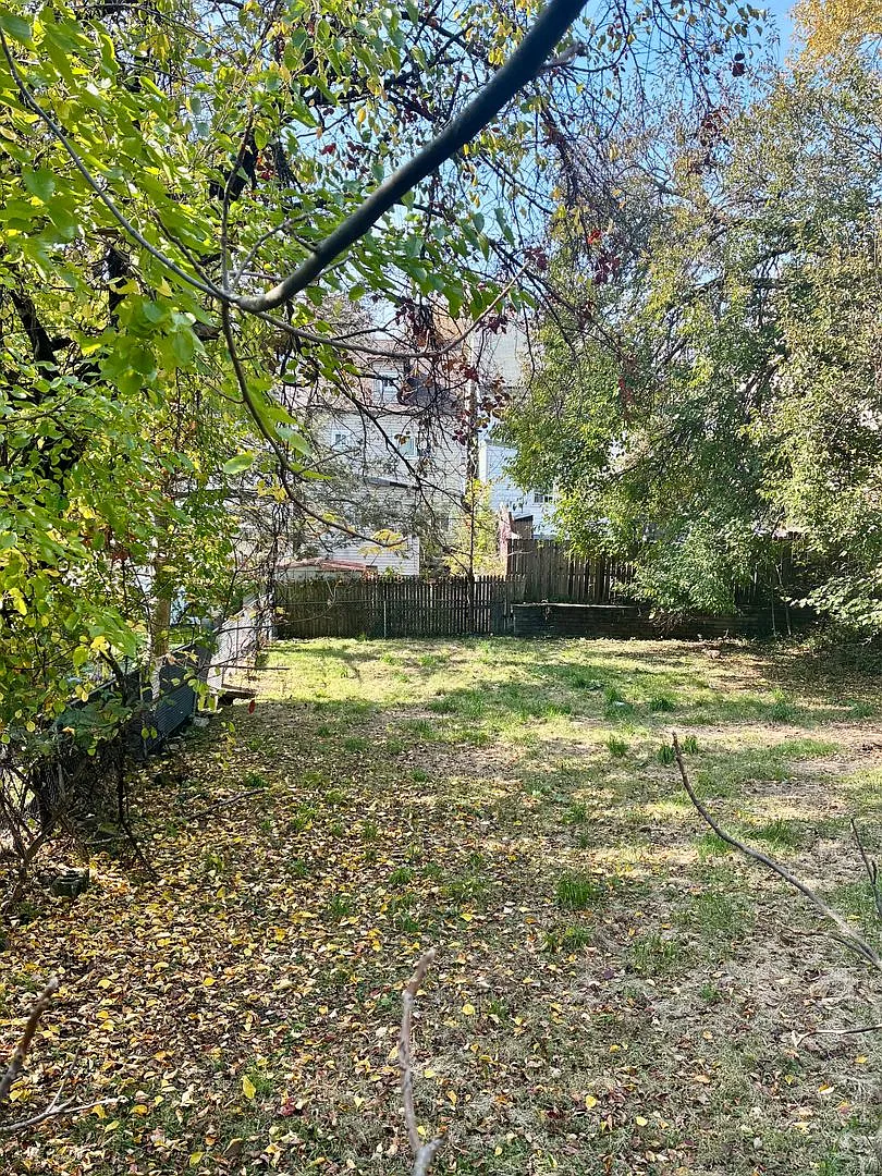 2/1 With Bonus Rooms and Huge Yard in Mt Oliver- Available NOW! — Photo 3