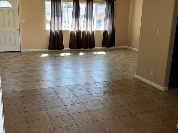 3rd image of 909 W Anthony Way