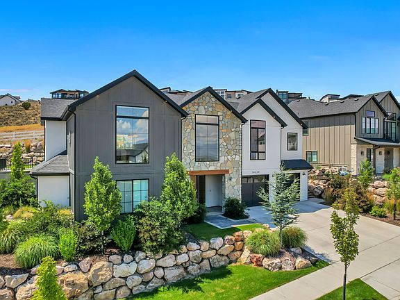 3rd image of 14224 S Summit Crest Ln