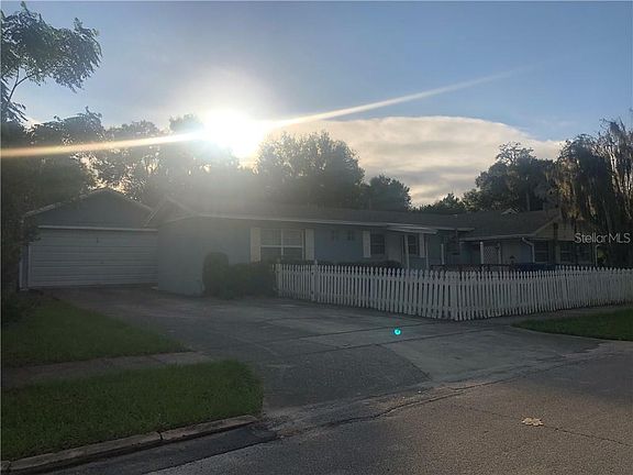 3rd image of 905 Camphor Ln